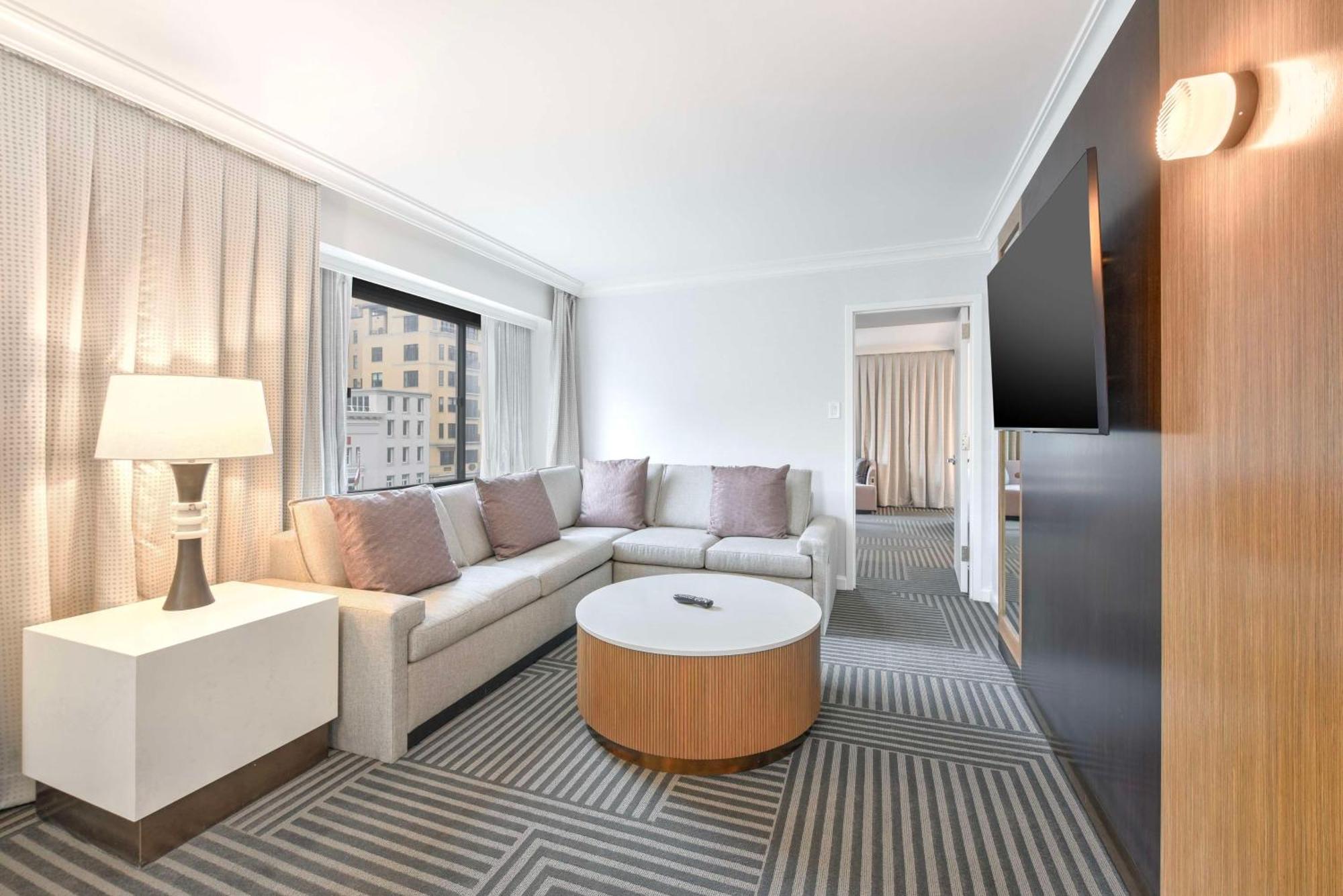 Отель Capital Hilton Вашингтон Экстерьер фото